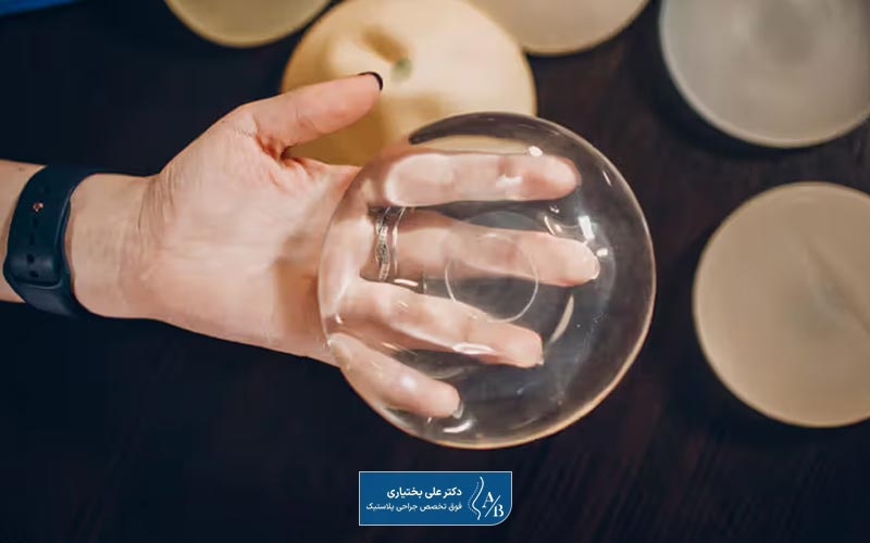 پروتز آب نمکی بهتر است یا سیلیکونی؟